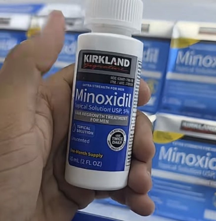 قارورة Minoxidil 5% Kirkland الأصلية باليد مع مخزون إضافي في الخلفية